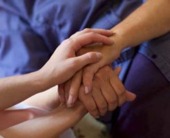 危篤状態の時に手を取り合う様子の写真